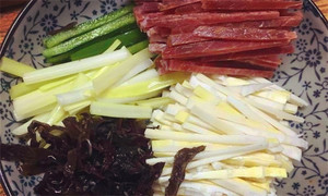 黑木耳泡發(fā)，黑木耳、韭黃、雷筍、青椒切成絲。
