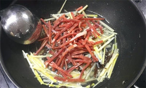 火腿絲、筍絲、黑木耳絲汆水后，瀝干。