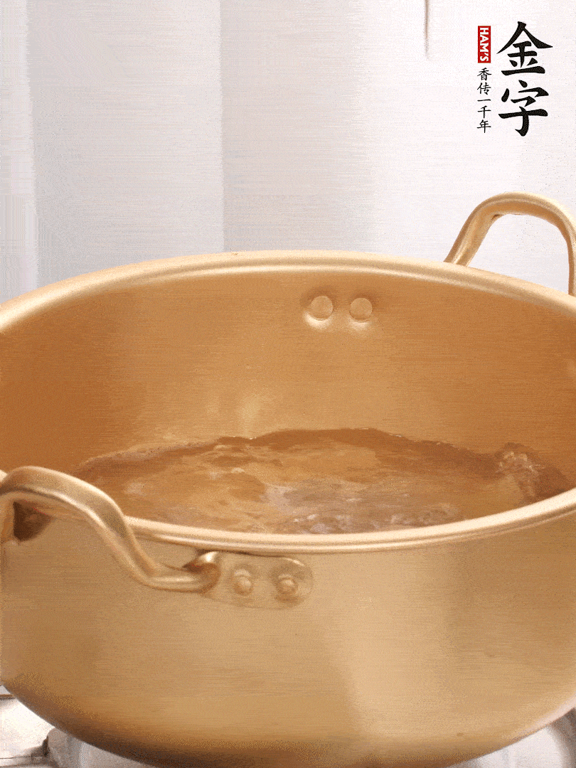 排骨加姜片、料酒，冷水下鍋焯水，撇去浮沫。