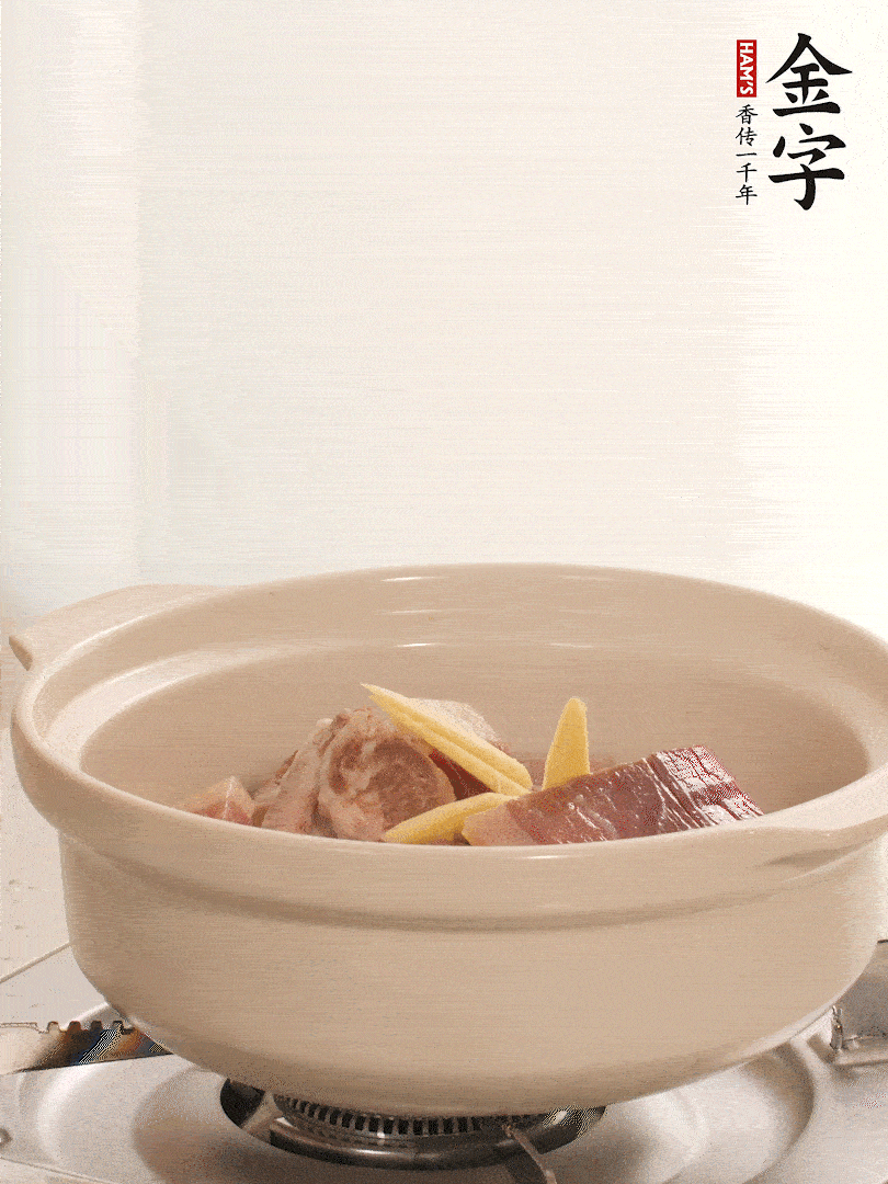 湯鍋放入排骨、火腿、姜，加適量水。煮開后轉(zhuǎn)小火燉40分鐘。