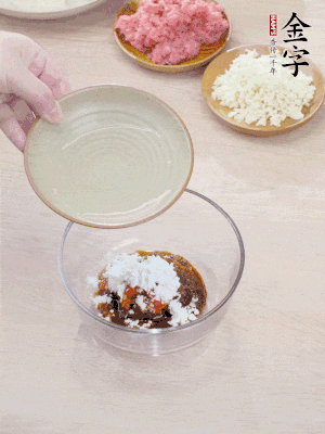 熱油起鍋，五花肉煸出油脂，表面微微發(fā)黃。