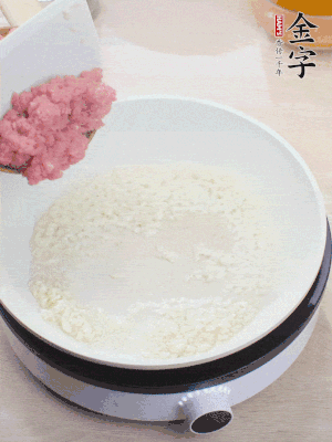 鍋內(nèi)熱油，蒜泥、牛肉泥炒至酥香。