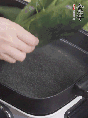 粽葉入沸水煮1分鐘，翻面再煮1分鐘，清洗干凈加水浸泡。