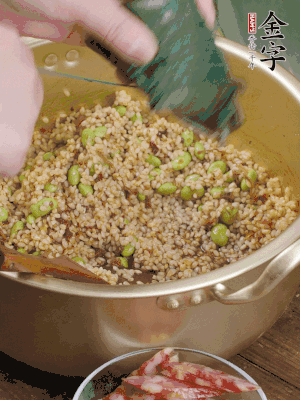 再附一張粽子，一齊向后折疊，線繩捆綁。