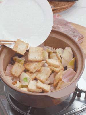依次下春筍、豆腐，開(kāi)水沒(méi)過(guò)食材。
