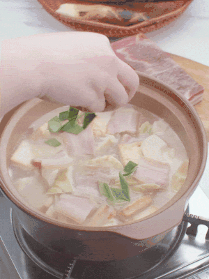 一小撮鹽、糖、雞精調(diào)味，最后撒點(diǎn)蒜葉點(diǎn)綴。