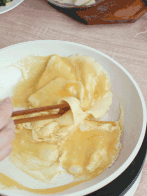 油6成熱時，下雞蛋液，邊緣凝固時翻拌成塊狀。