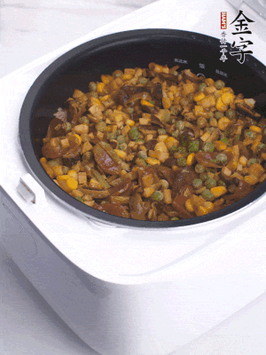 電飯煲按煮飯鍵，出鍋撒蔥花。