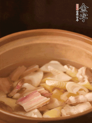 春筍、咸肉、咸肉一起入砂鍋，加姜片、料酒、清水大火煮沸到湯色變白。轉(zhuǎn)小火慢篤半小時。