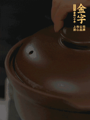 雞、火腿、姜片一起放入砂鍋中，大火轉(zhuǎn)小火燉2小時(shí)。