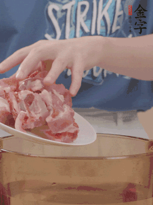 排骨剁小塊，加姜片、料酒沸水下鍋焯水。