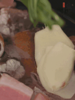 加姜片、蔥結(jié)、料酒。