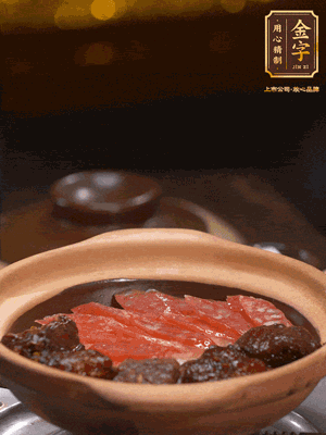 鋪上臘腸和排骨，鍋邊淋一圈油，小火煲10分鐘