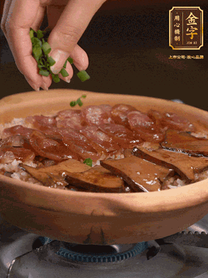 最后鋪上牛肝菌，爭(zhēng)分奪秒地倒上醬汁，撒點(diǎn)小蔥花