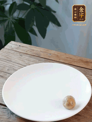 做水油皮、油酥 將油皮材料放入料盆中，加100ml水?dāng)嚢璩裳┗ㄆ瑺?。在案板上反?fù)揉搓成有一定筋度的光潔面團(tuán)，搓成14個(gè)團(tuán)子。
