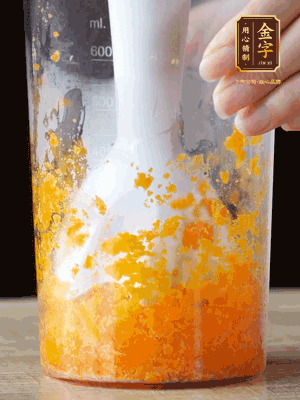 加玉米油、水怡、水揉搓成細(xì)膩的面團(tuán)。松弛半小時(shí)后，分成37g一個(gè)