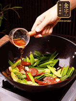 下蒜苗炒軟，沿鍋邊烹入一勺料酒，加醬油、蠔油、白糖調(diào)味炒勻