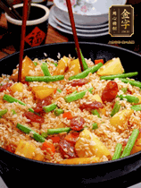 加水，沒(méi)過(guò)大部分食材。把瀝干水分的米飯均勻地鋪在上面，筷子戳幾個(gè)洞